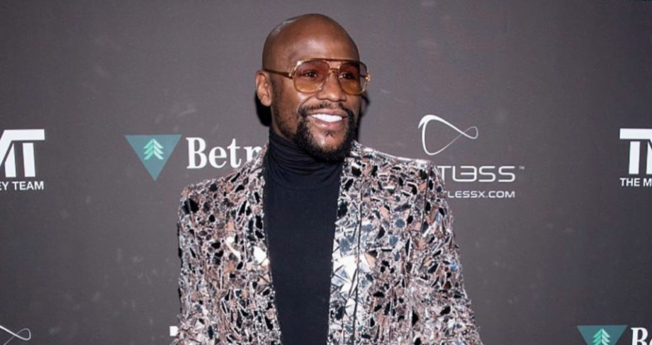 Floyd Mayweather Caught on Video Rejecting Male Fan’s Picture Request Because his Fingernails Were Painted